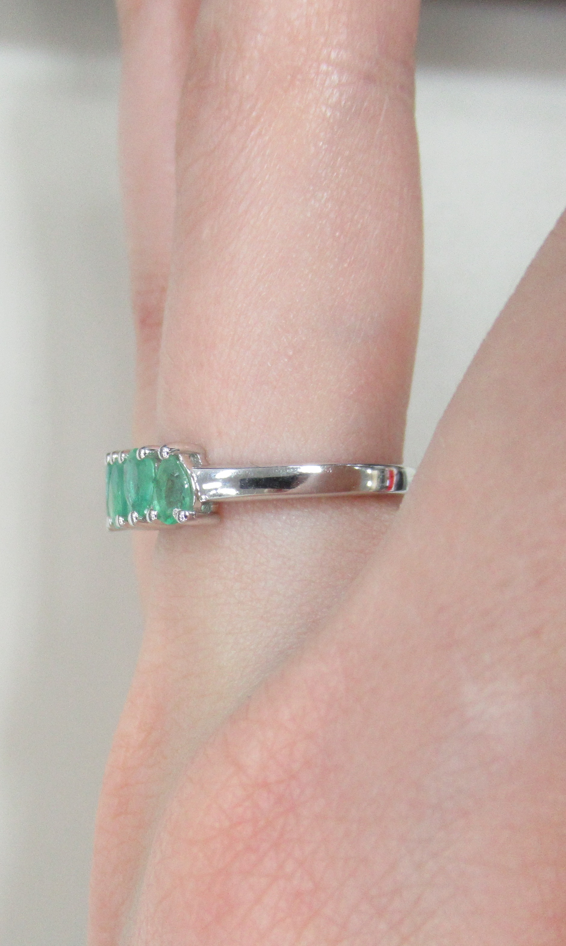 Серебряное кольцо с изумрудами